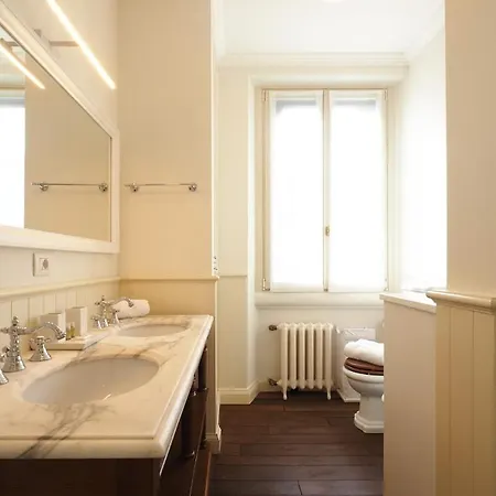 Refined And Bright One-bedroom Near Metro M4 - Dateo Apartment