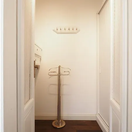 Refined And Bright One-bedroom Near Metro M4 - Dateo Apartment