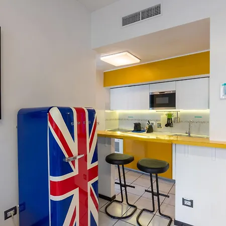 Vakantiehuis Stylish 8-bed Near Duomo Ideal For Groups Families With Terrace Garden Parking Milaan