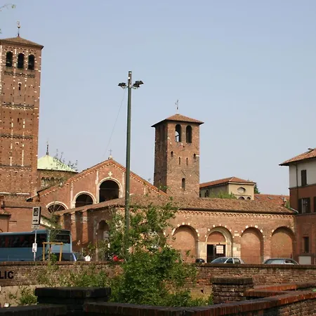 Stylish 8-bed Near Duomo Ideal For Groups Families With Terrace Garden Parking Vakantiehuis