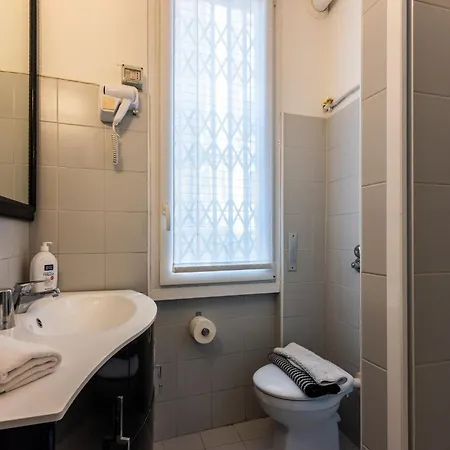 Stylish 8-bed Near Duomo Ideal For Groups Families With Terrace Garden Parking Vakantiehuis