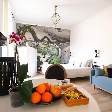 Charming In The Heart Of China Town Apartment