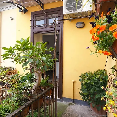 Charming In The Heart Of China Town Apartment