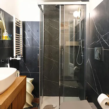 Charming In The Heart Of China Town Apartment *