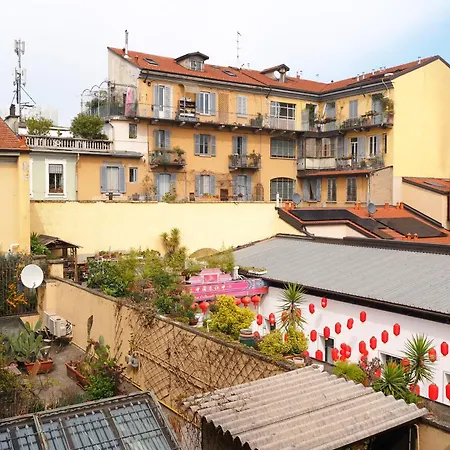 Charming In The Heart Of China Town *