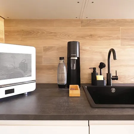 Charming In The Heart Of China Town Apartment