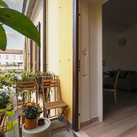 Charming In The Heart Of China Town Apartment