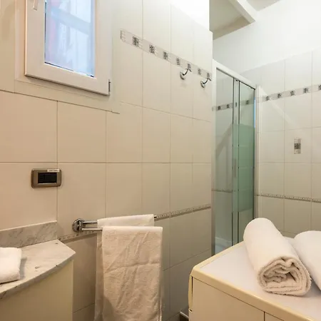 Lecco, 20 - In The Heart Of The Rainbow District ميلان