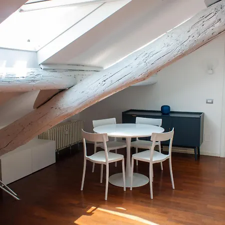 Cozy Attic Recently Renovated Apartamento Milão