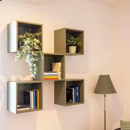 15th-century Apt, City-mxp Train ميلان