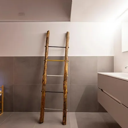 15th-century Apt, City-mxp Train Милан