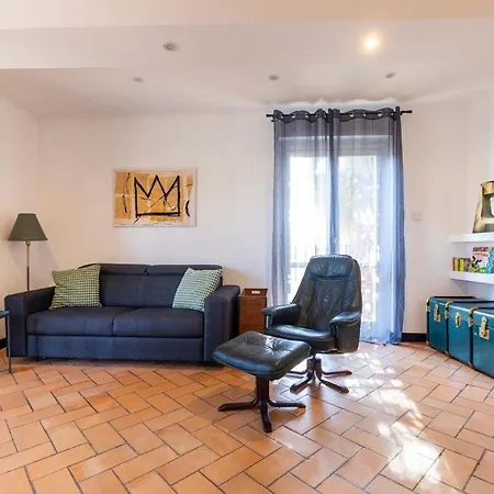 15th-century Apt, City-mxp Train *