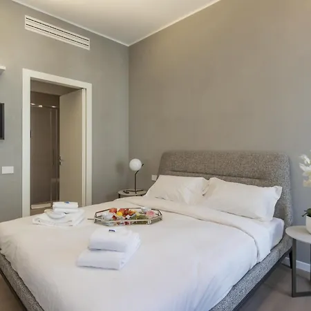 San Babila Tower With Panoramic Terrace Overlooking Duomo By Rentopolis Milão