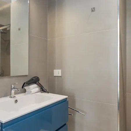 Apartamento San Babila Tower With Panoramic Terrace Overlooking Duomo By Rentopolis *