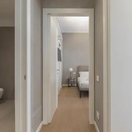 San Babila Tower With Panoramic Terrace Overlooking Duomo By Rentopolis *