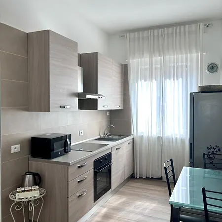 Bilocale In Bande Nere-metro Rossa Duomo * Milão