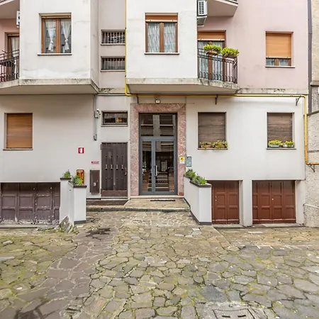 Zuretti Modern Comfort Near Station Apartment