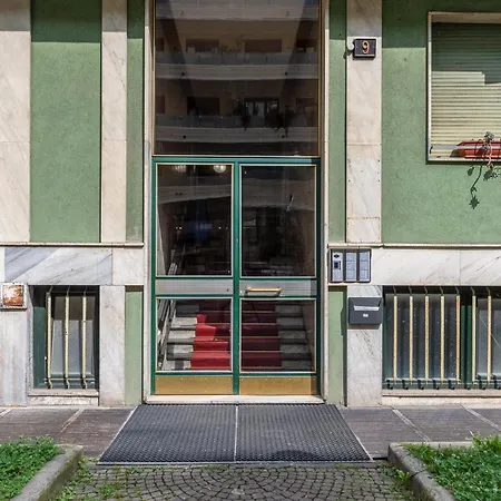 Flat With Private Balcony - Close To Life, Corso アパート