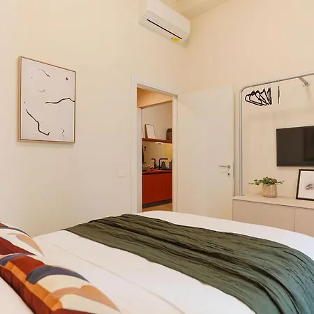 The Rent - Characterful Two-bedroom Flat Steps From Palestro