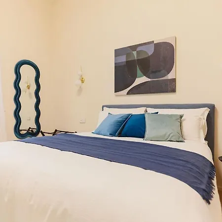 The Rent - Characterful Two-bedroom Flat Steps From Palestro