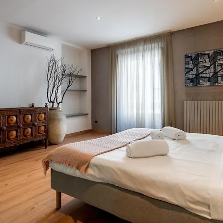 Italianflat - Spacious 3 Bedroom With Balcony San Babila Area Apartment Milan