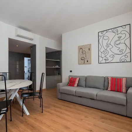 Italianflat - Spacious 3 Bedroom With Balcony San Babila Area Milan
