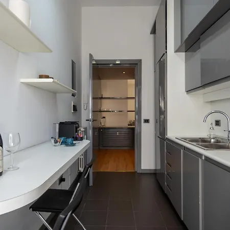 Italianflat - Spacious 3 Bedroom With Balcony San Babila Area Apartment Milan