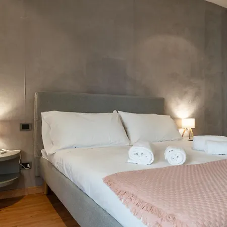Italianflat - Spacious 3 Bedroom With Balcony San Babila Area Apartment Milan