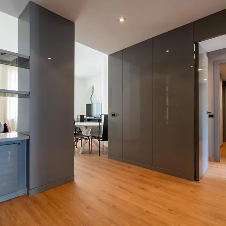 Italianflat - Spacious 3 Bedroom With Balcony San Babila Area Apartment *
