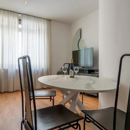 Italianflat - Spacious 3 Bedroom With Balcony San Babila Area Milan