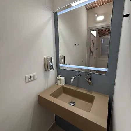 La Vecchia Milano-les Nubles Vannucci - Il Ballatoio E Il Cortile *