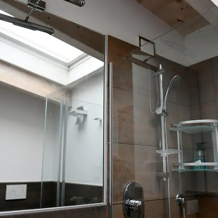Apartment Dingo's House - 5 Minutes From M3 *