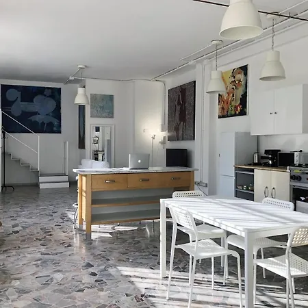Artistic And Spacious Loft - 3 Min From The Metro Apartamento
