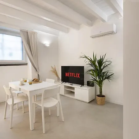 Apartment 2 Bedrooms De Angeli - 10 Minuti Dal Duomo *