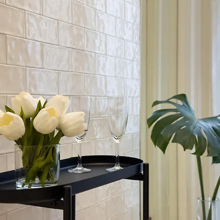 Guesthost - Brera Exclusive And