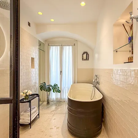 Guesthost - Brera Exclusive And