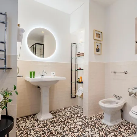 Guesthost - Brera Exclusive And