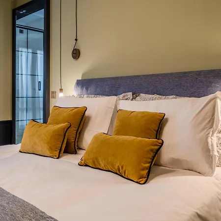 Guesthost - Brera Exclusive And