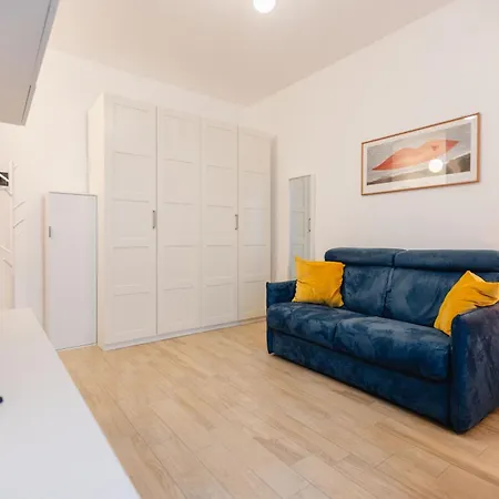 Bacio Di Velluto Vicino Metro * ميلان