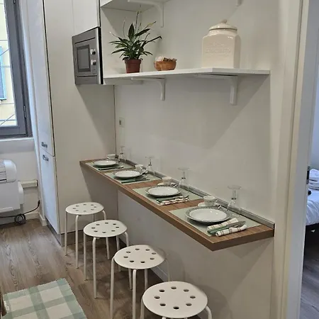Elegant Two-bedroom In The Heart Of Porta Romana, 2 Minutes From The Metro, With Easy Access To Qc Terme And The Duomo Apartment *