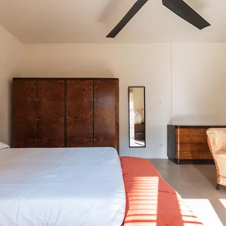 Spacious And Bright In The Center *