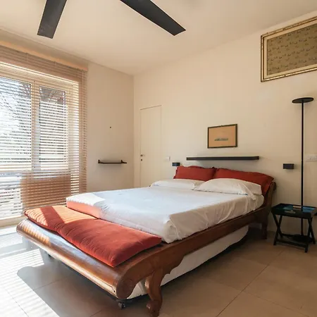 Spacious And Bright In The Center Apartment