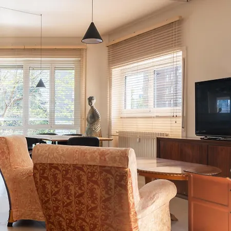 Spacious And Bright In The Center Apartment *