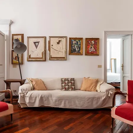 Spacious And Bright Three-room Just Few Steps From The Duomo Appartamento Milano