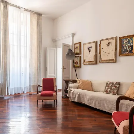 Spacious And Bright Three-room Just Few Steps From The Duomo Milano