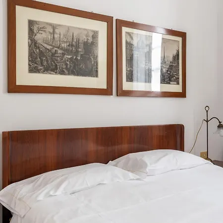 Spacious And Bright Three-room Just Few Steps From The Duomo Appartamento
