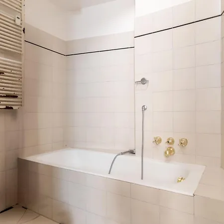 Spacious And Bright Three-room Just Few Steps From The Duomo Apartamento Milão