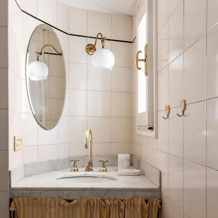 Spacious And Bright Three-room Just Few Steps From The Duomo Appartamento