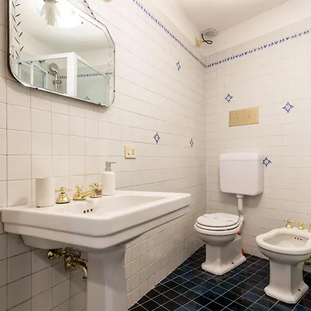 Spacious And Bright Three-room Just Few Steps From The Duomo Milano