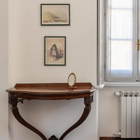 Spacious And Bright Three-room Just Few Steps From The Duomo Apartamento